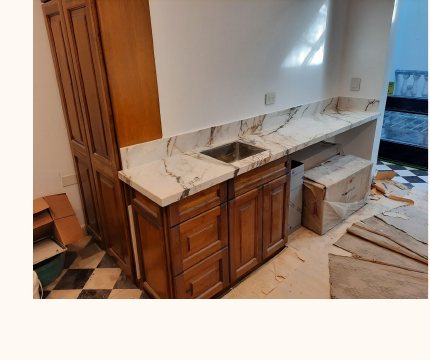 Cucina in cantiere, piano in marmo